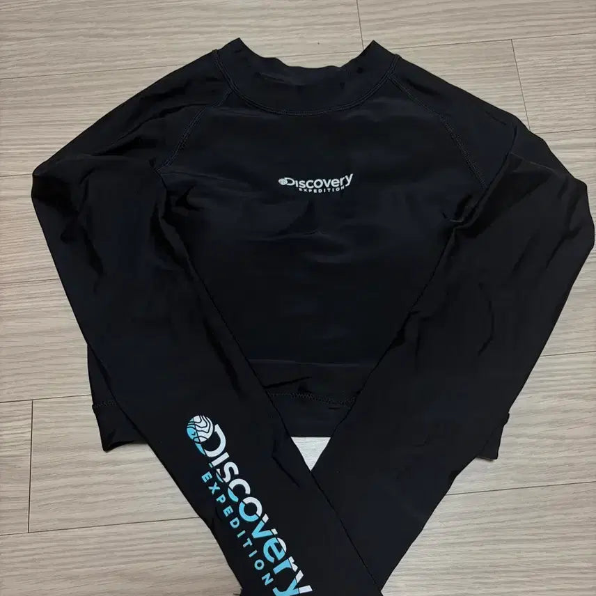 [BUNJANG] Discovery Expedition Built-in Cup Cropped Rash Guard / 디스커버리 캡내장 크롭래시가드