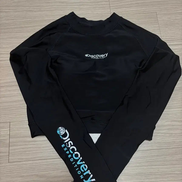 [BUNJANG] Discovery Expedition Built-in Cup Cropped Rash Guard / 디스커버리 캡내장 크롭래시가드