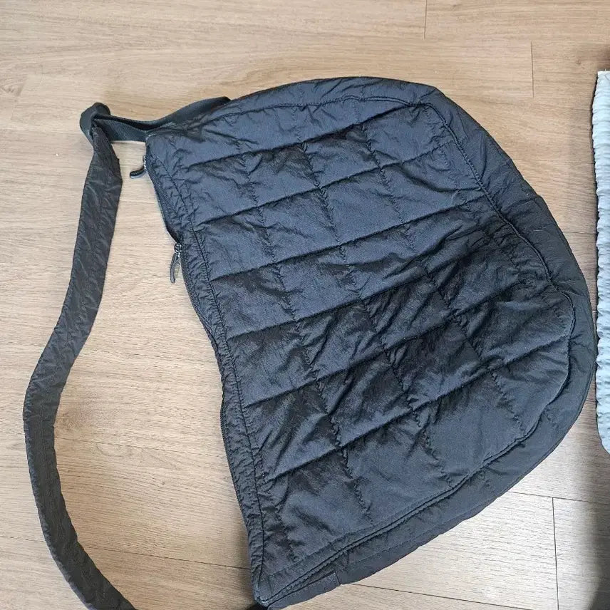 [BUNJANG] COS Quilted Ripstop Messenger Bag Black / 코스 퀄티드 메신저백 립스탑 블랙