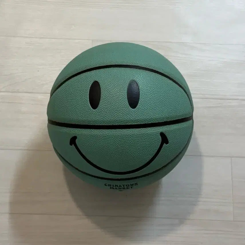 [BUNJANG] Chinatown Market x Smiley Collaboration Teal Blue Basketball / 차이나타운 마켓(Chinatown Market)과 스마일리(Smiley)틸 블루 컬러의 농구공