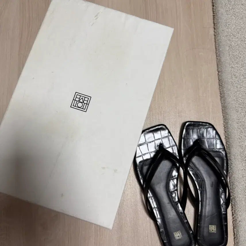 [BUNJANG] Totem Slides Black Size 37 / 토템 쪼리 블랙 37사이즈