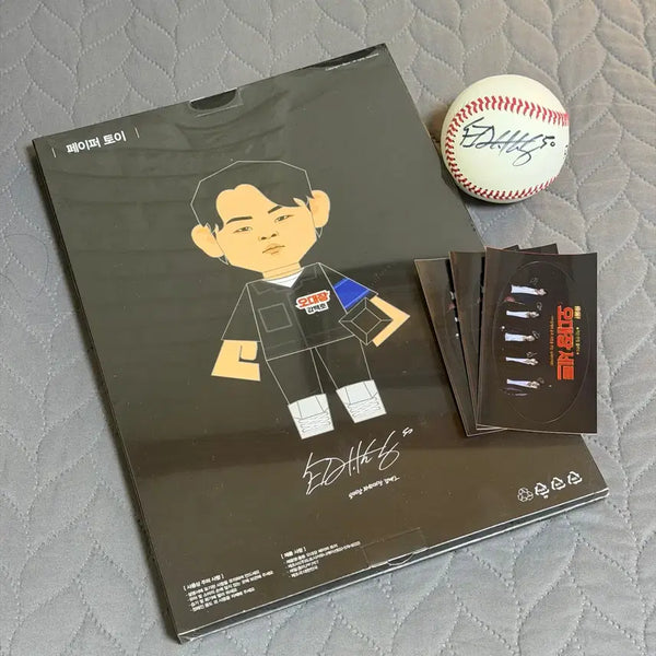 [BUNJANG] Hanwha Eagles Kang Baek-ho Paper Toy + Dugout Magazine Autographed Ball / 한화 이글스 야구선수 강백호 페이퍼 토이 + 더그아웃 매거진 싸인볼