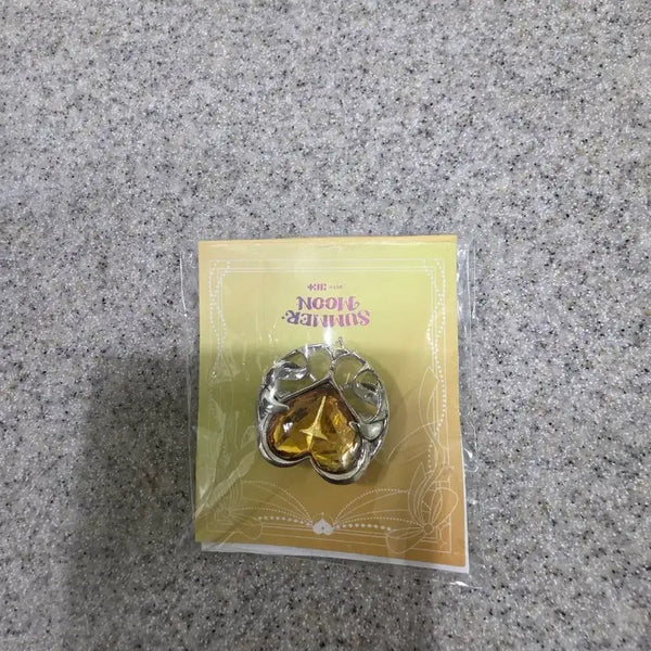 [BUNJANG] ILLIT SUMMER MOON Official Badge / 아일릿) SUMMER MOON 공식 상품인 뱃지