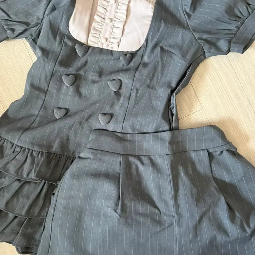 [BUNJANG] Pium York Convertible Heart Button Tiered Setup - Grey/Pink / Pium 피움 요크 전환 하트 버튼 티어드 셋업 그레이x핑크