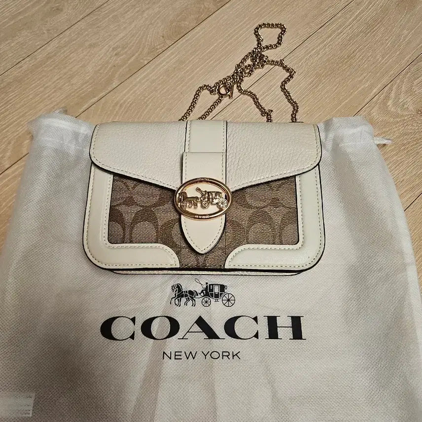 [BUNJANG] Coach Signature Chain Crossbody Bag White / 상태최상)코치 시그니처 체인 크로스백 / Horse & Carriage 화이트