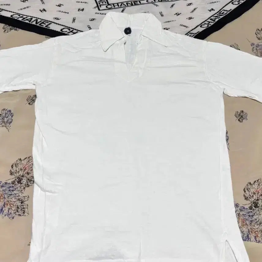 [BUNJANG] White Short-Sleeve Henley Neck T-Shirt / 화이트 반팔 셔츠 새상품