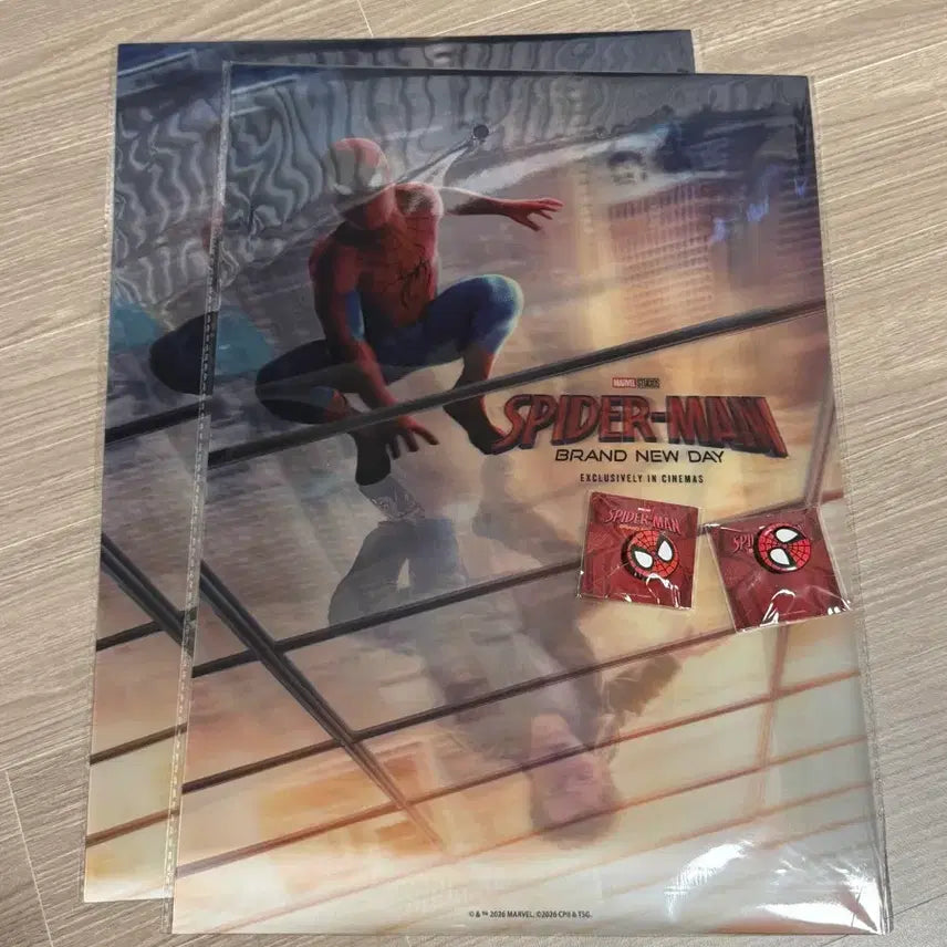 [BUNJANG] Spider-Man Lenticular Poster & Pin Badge Bundle Set / 2종일괄)포스터+뱃지 스파이더맨 2주차 특전 렌티큘러 포스터 핀뱃지 렌티 배지