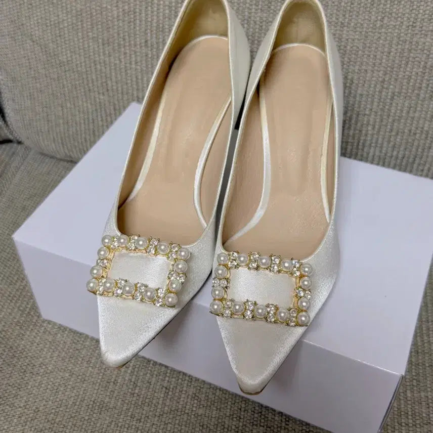 [BUNJANG] Graceu Satin Pearl Ivory Heels - Size 37 (240mm) / 그레이스유 새틴 펄 아이보리 구두