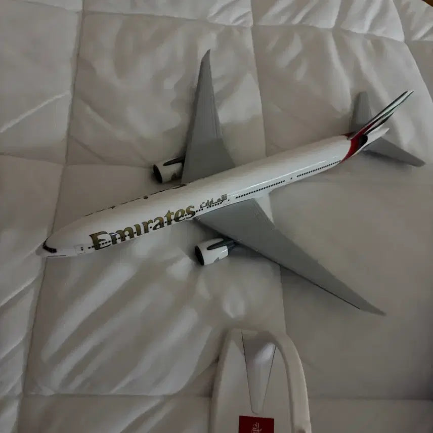 [BUNJANG] Emirates Boeing 777-300ER Model Airplane 1:200 Scale / 에미레이트항공 보잉 777-300ER 모형 비행기 1:200