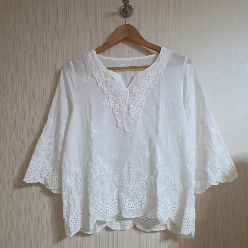 [BUNJANG] White Embroidered Blouse / 화이트 자수 블라우스