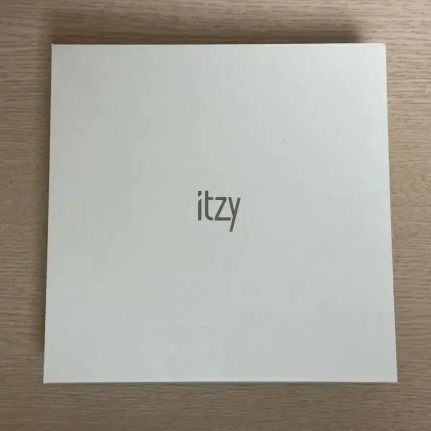 [BUNJANG] ITZY Light Ring Ver.1 Official Lightstick / ITZY 있지 응원봉 라이트링 1