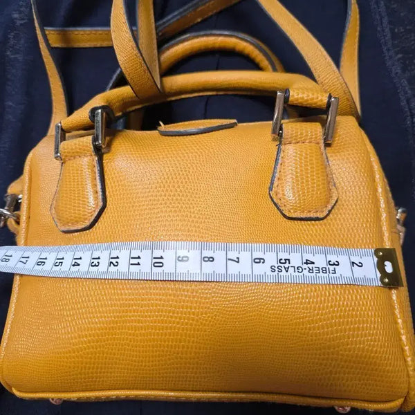 [BUNJANG] Mustard Yellow Tote Bag with Embossed Pattern and Cross Strap / 머스타드 옐로우  토트백