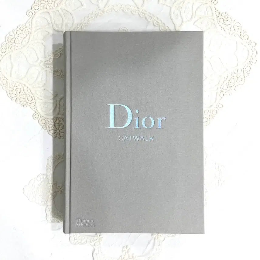 [BUNJANG] DIOR Catwalk Collection Book / [DIOR] 명품 브랜드 디올 캣워크 컬렉션북 인테리어소품 오브제