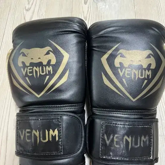 [BUNJANG] Venum Boxing Gloves Black Gold 14oz / 베넘 복싱 글러브 블랙 골드 14oz