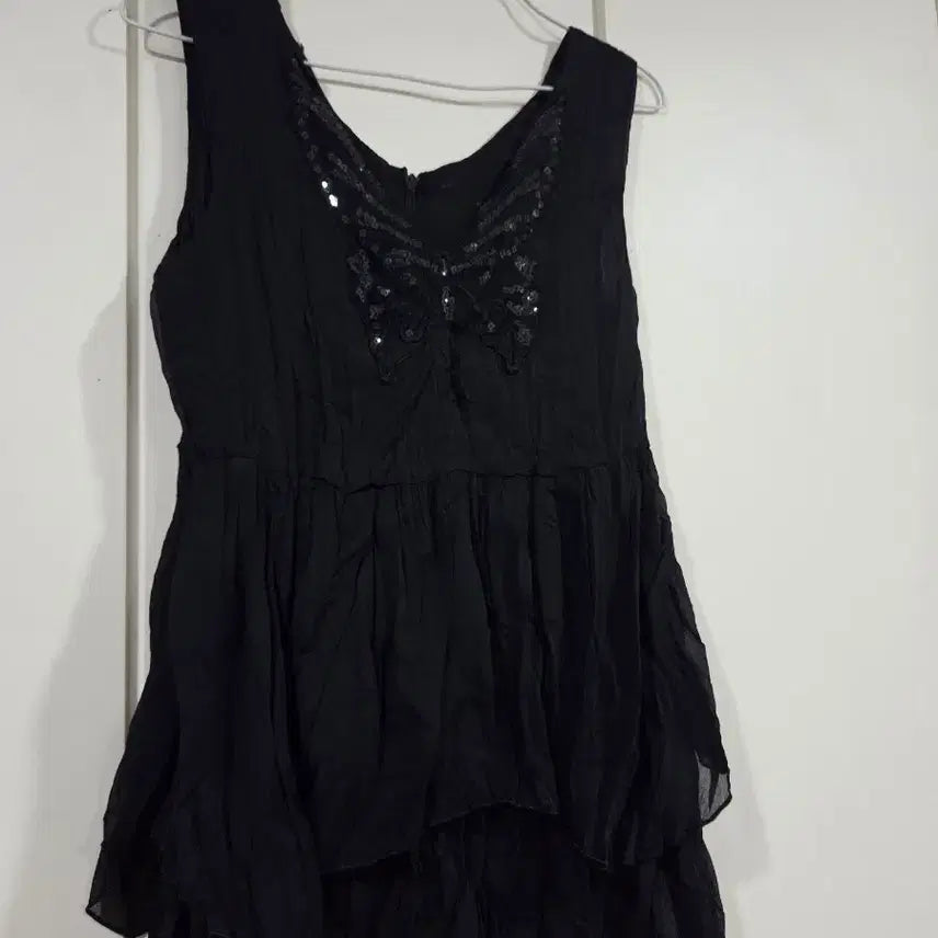 [BUNJANG] Black Sequin Butterfly Detail Sleeveless Top / 블랙 스팽글 나비 포인트 민소매 나시