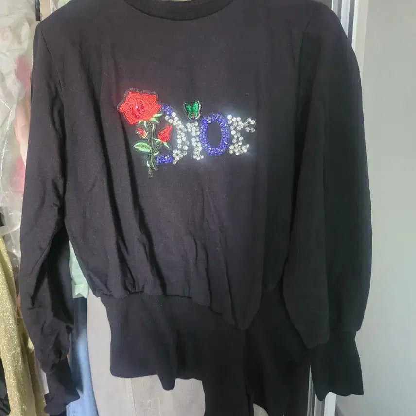 [BUNJANG] Black Long Sleeve T-Shirt with Rose and Butterfly Detail / 의류