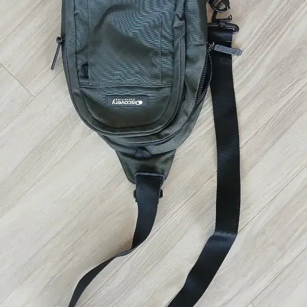 [BUNJANG] Discovery Expedition Sling Bag Khaki / 뒷면약간헤짐 디스커버리 익스페디션 슬링백 카키색