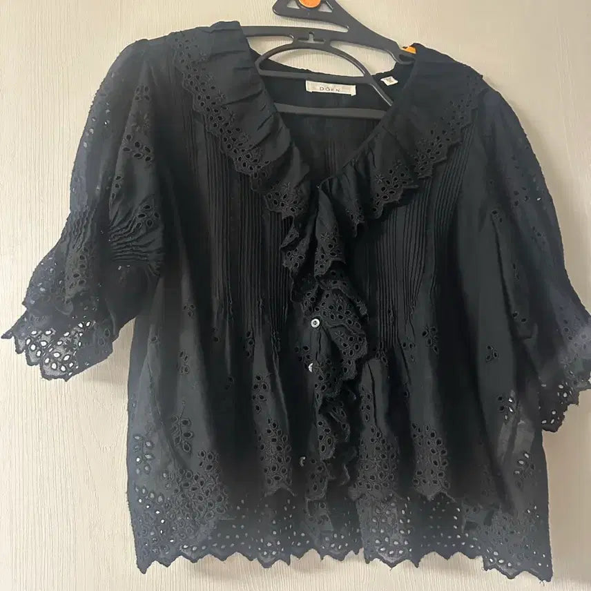 [BUNJANG] Doen Black Punching Lace Frill Blouse / 도엔블랙 펀칭 레이스 프릴 블라우