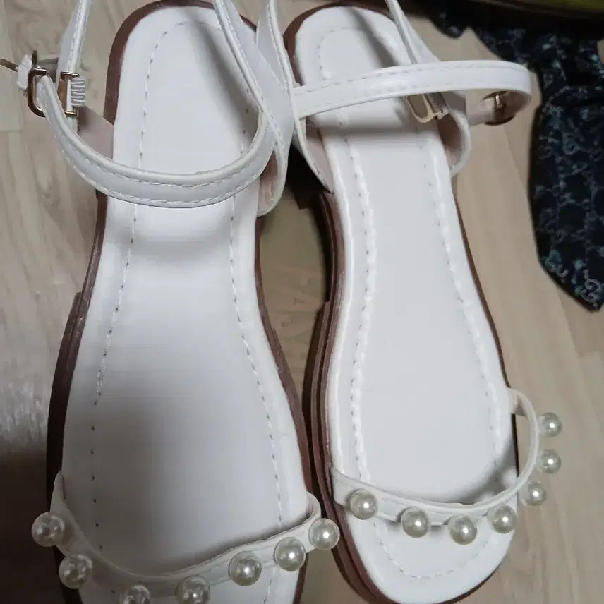 [BUNJANG] Pearl Embellished Strap Sandals White / 진주 장식 스트랩 샌들 화이트