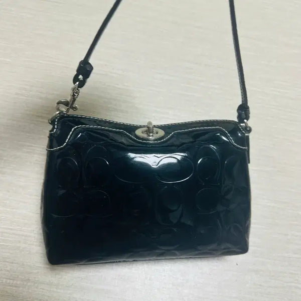 [BUNJANG] Coach Black Enamel Shoulder Bag / 코치가방작은