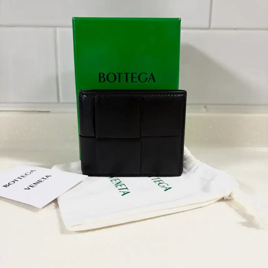 [BUNJANG] Bottega Veneta Maxi Cassette Bi-Fold Wallet Black / [S급] 보테가베네타 맥시 카세트 반지갑 블랙