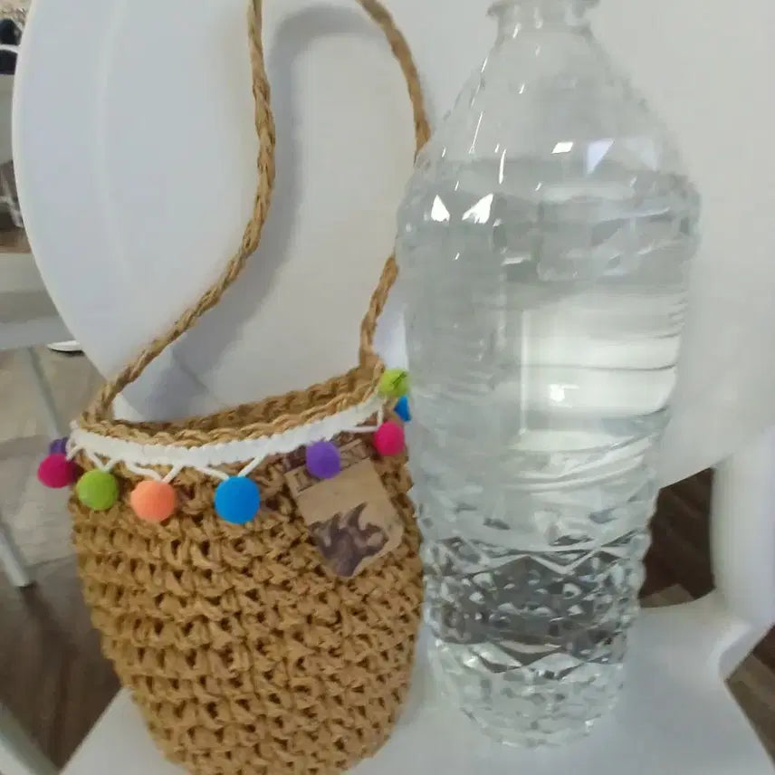 [BUNJANG] Pom Pom Decor Raffia Barrel Shoulder Bag / 폼폼 장식 라피아 원통형 숄더백