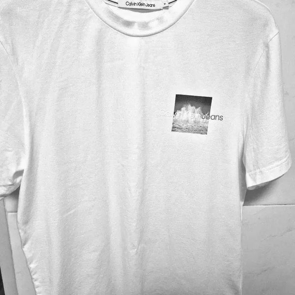 [BUNJANG] Calvin Klein Jeans White Logo Wave Photo Print T-Shirt / 캘빈클라인진스 흰색 반팔티