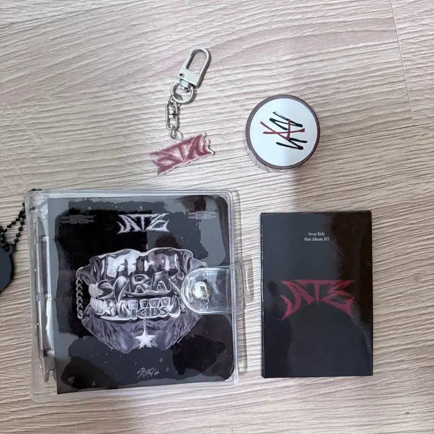 [BUNJANG] Stray Kids 8 Photobook + Pre-order Keyring & Masking Tape Bundle / 스트레이키즈 에이트 포카북 + 프리오더 키링과 마스킹테이프