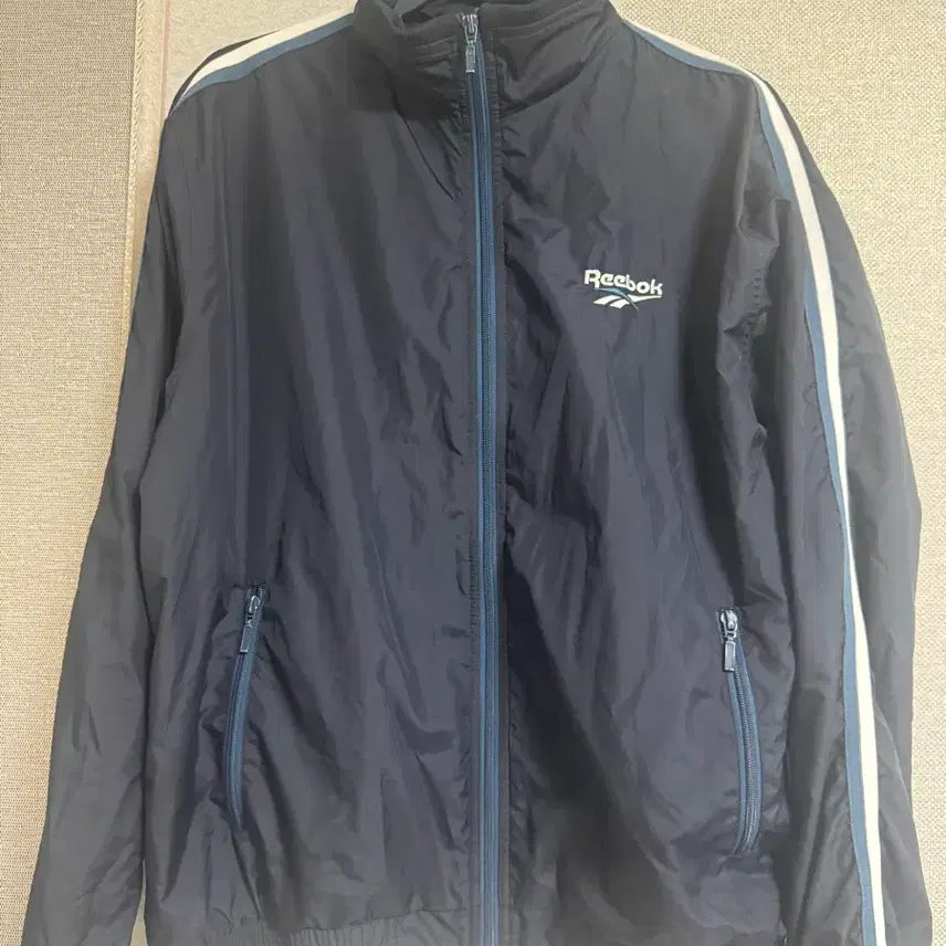 [BUNJANG] Reebok Old School Logo Side Line Windbreaker Jacket Navy / 리북 올드스쿨 로고 사이드 라인 바람막이 자켓 네이비