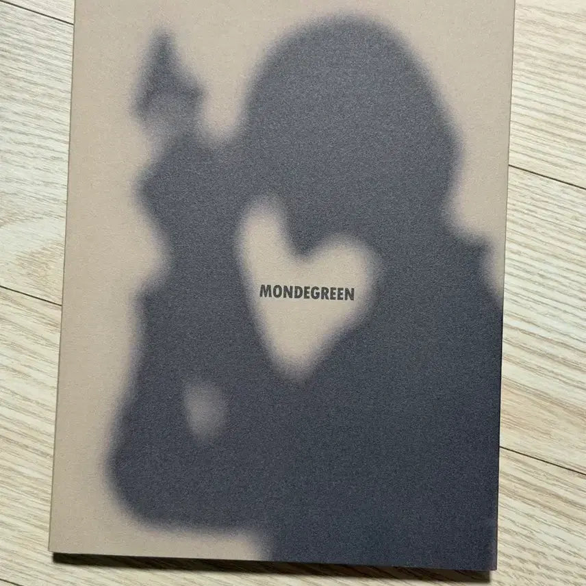 [BUNJANG] Daymon's Year Signed Photobook / 데이먼스 이어 사진전 싸인 포토북 사진집
