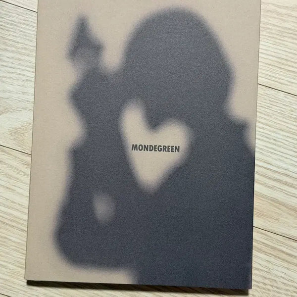 [BUNJANG] Daymon's Year Signed Photobook / 데이먼스 이어 사진전 싸인 포토북 사진집
