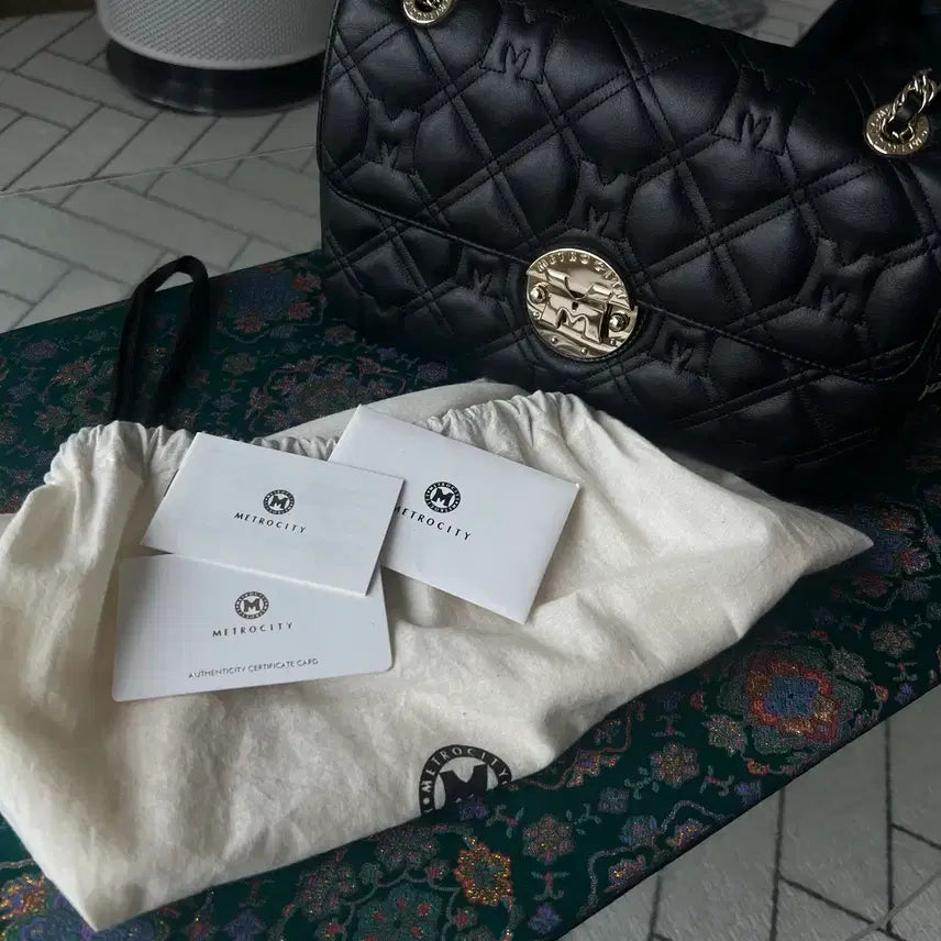 [BUNJANG] Metrovcity Quilting Chain Shoulder Bag Black / 메트로시티 퀼팅 체인 숄더백 블랙 거의새것