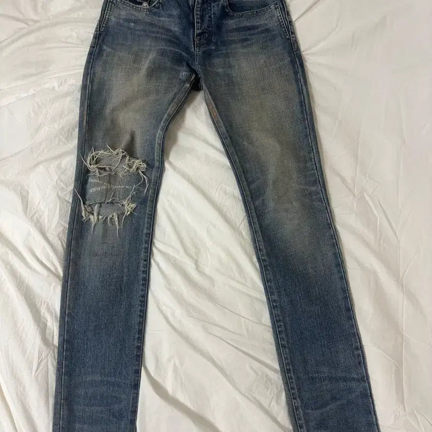 [BUNJANG] Saint Laurent Distressed Jeans / 생로랑 디스진