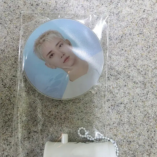 [BUNJANG] SEVENTEEN Joshua FOLLOW Tour Mini Picket Light Keyring / 세븐틴 조슈아의 'FOLLOW' 투어 미니 피켓 라이트 키링