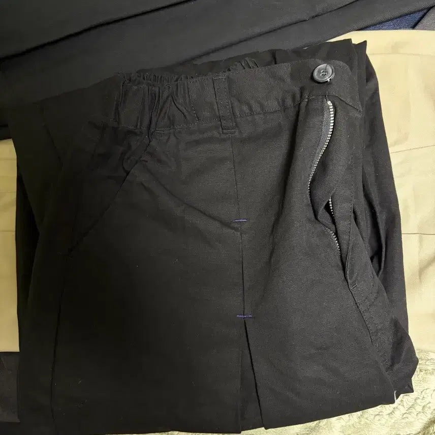 [BUNJANG] Anglan Unbalance Long Tuck Balloon Pants - Black / 앵글런 Unbalance Long Tuck Balloon Pants - Black