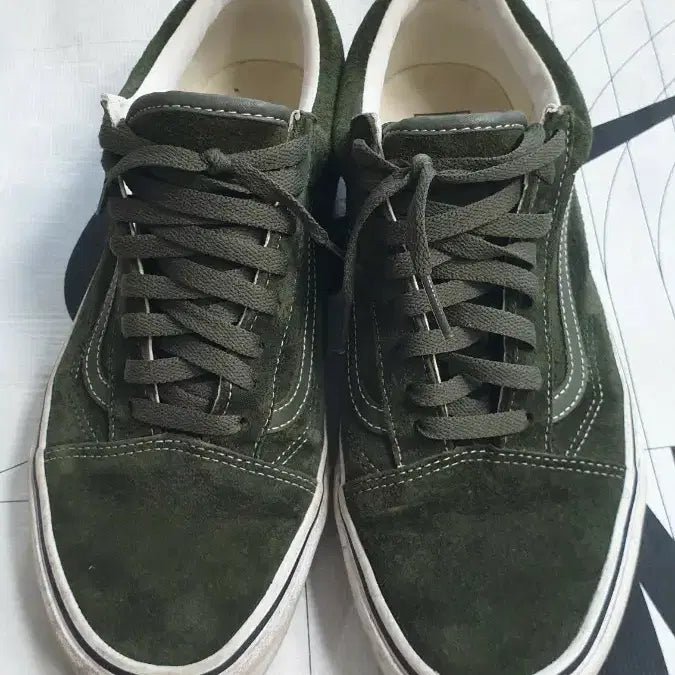 [BUNJANG] Vans Old Skool Suede Sneakers - Deep Olive/White / [280] 반스 올드스쿨 (Old Skool) 스웨이드 스니커즈 - 딥 올리브/화이트