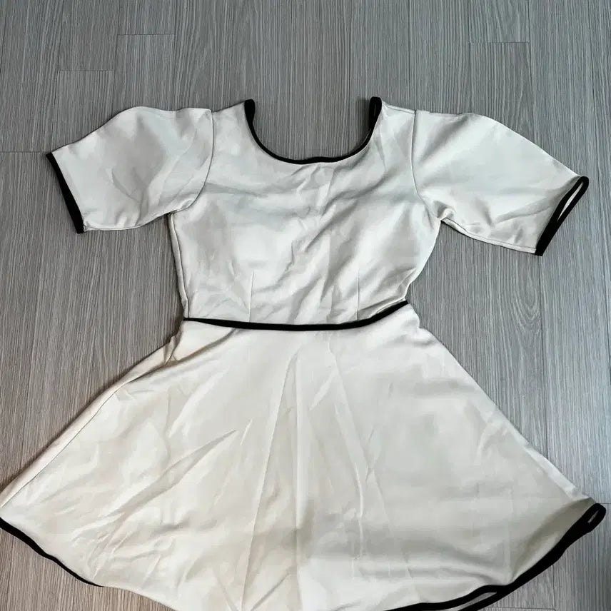 [BUNJANG] Lameray Puff Half Sleeve Swimsuit / 라메레이 퍼프 하프 슬리브 스윔수트