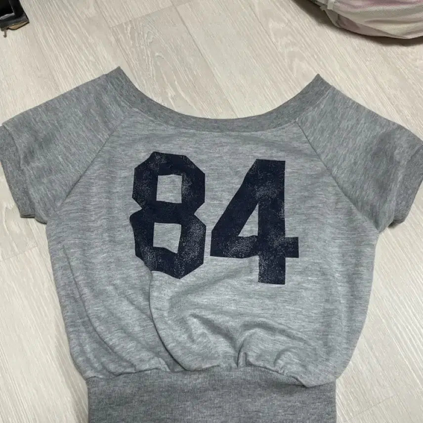 [BUNJANG] Half Off-Shoulder Short Sleeve T-Shirt with '84' Print / 반 오픈숄더 반팔 / 교신가능