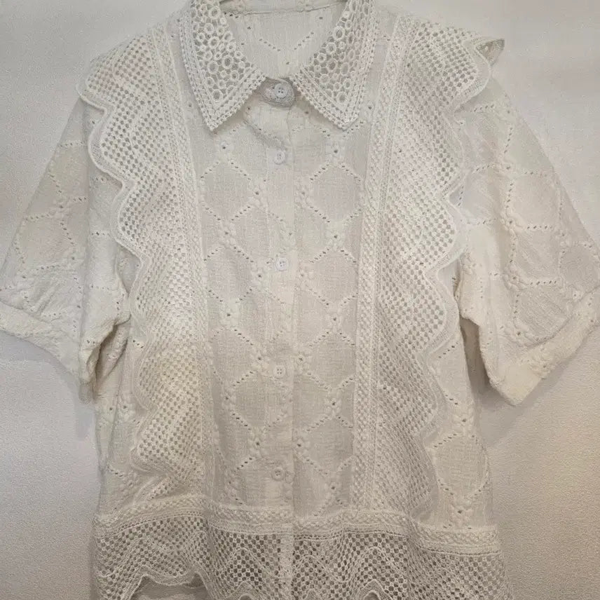 [BUNJANG] White Lace Short-Sleeve Blouse / 하객룩 화이트 레이스 블라우스(새상품)