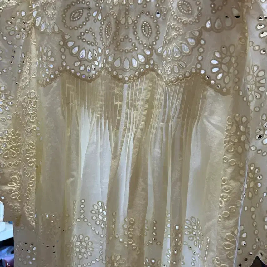 [BUNJANG] Jeongsallong Punching Blouse Ivory / 정싸롱 펀칭블라우스 아이보리