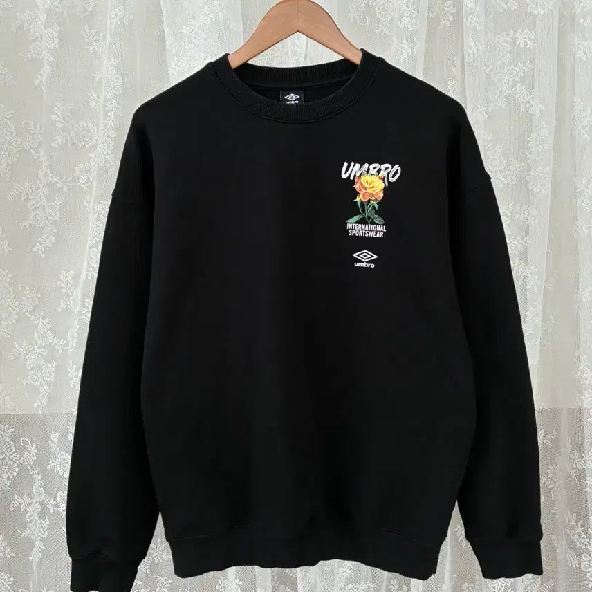 [BUNJANG] Umbro Rose Graffiti Sweatshirt Black / S) 엄브로 로즈 그래피티 맨투맨 블랙