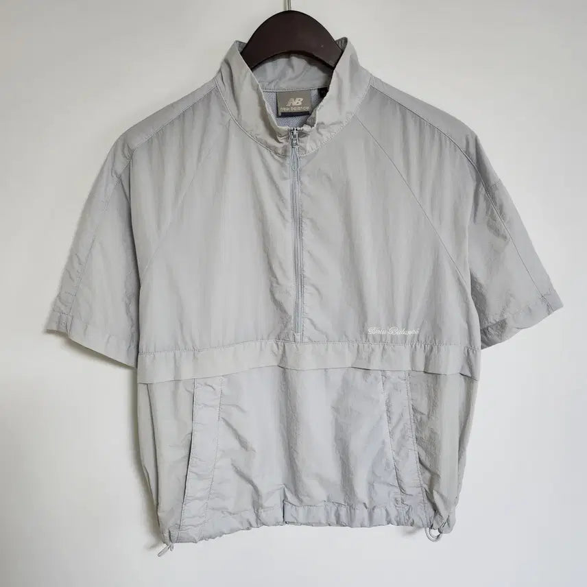 [BUNJANG] New Balance Women's Nylon Anorak Half Sleeve Logo T-Shirt H20 / 뉴발란스 여성 나일론 아노락 반팔티 로고 여자 반팔 티셔츠 H20