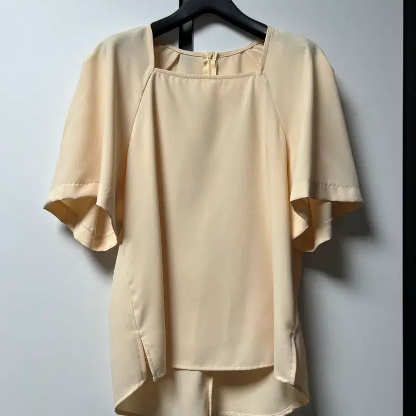 [BUNJANG] High-Quality Square Neck Blouse - Buttercream, Free Size / 소재 좋은 스퀘어넥 블라우스
