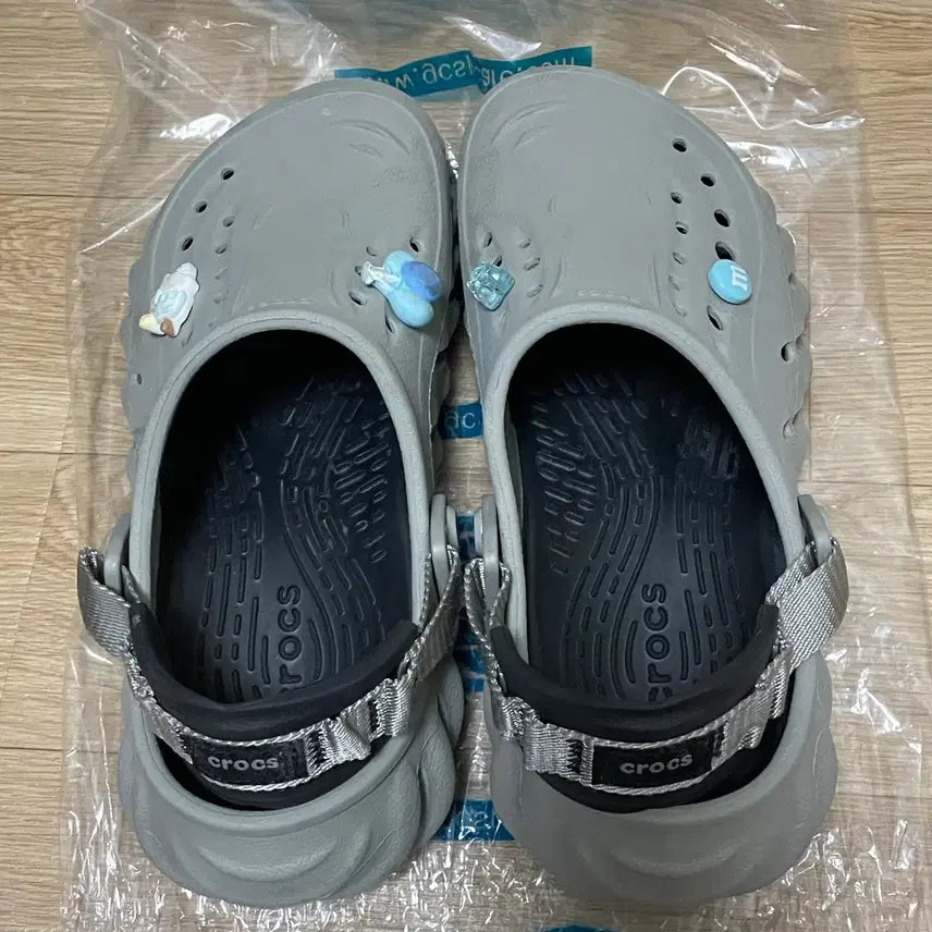 [BUNJANG] Crocs Echo Clog Grey M4/W6 (230mm) with Jibbitz / 당일배송)크록스 에코 클로그 M4/W6 230mm