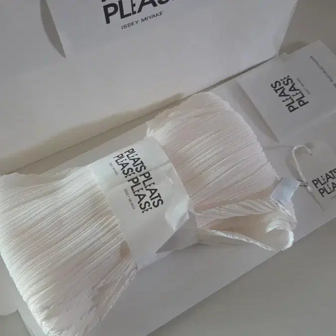 [BUNJANG] Pleats Please Scarf Ivory / 플리프 플리즈 스카프 화이트