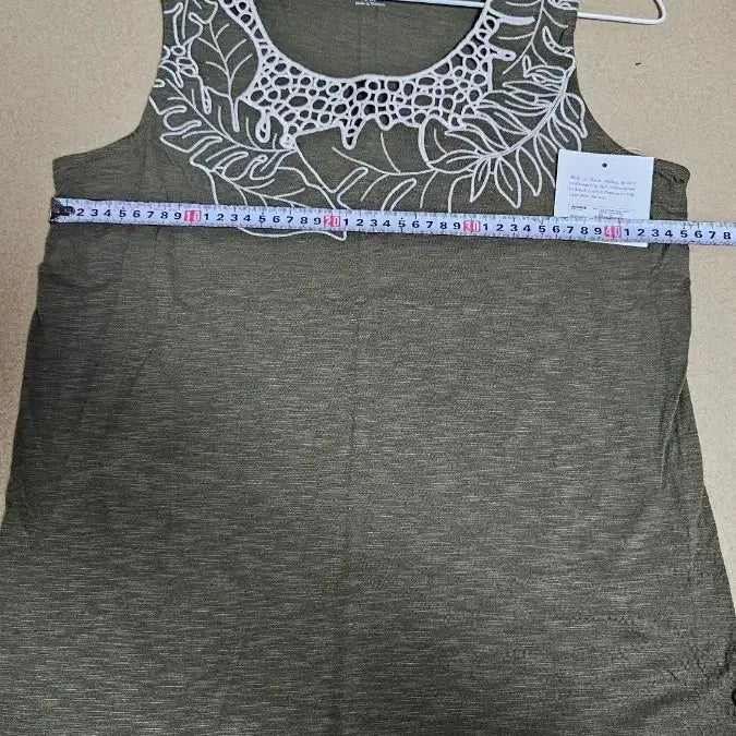 [BUNJANG] Craft & Ro Sleeveless Top Leaf Embroidery Olive Green / 크래프트앤로 민소매티 나뭇잎 자수 올리브 그린