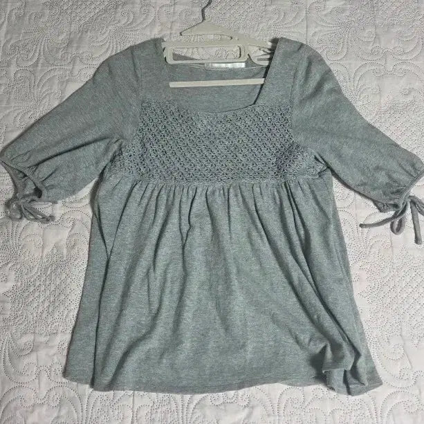 [BUNJANG] Levi Strauss Gray Square Neck Lace Detail Blouse / 리바이스(Levi Strauss) 그레이 스퀘어넥 블라우스