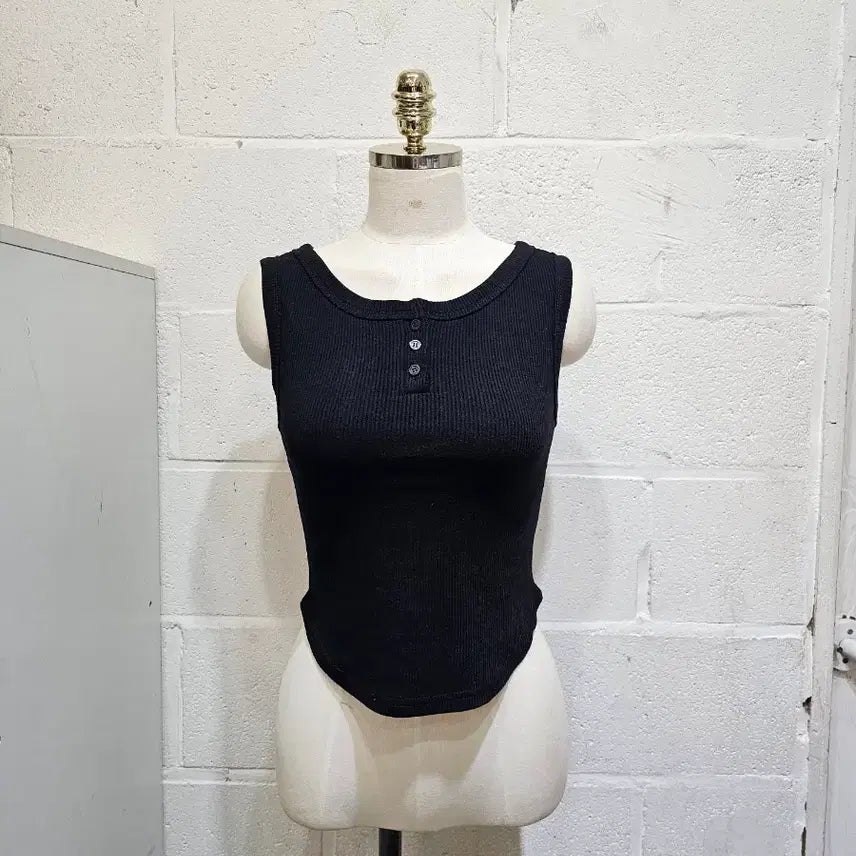 [BUNJANG] U-Hem Cropped Ribbed Button Sleeveless Top - Black / 밑단u 크롭 골지 단추 민소매- 블랙