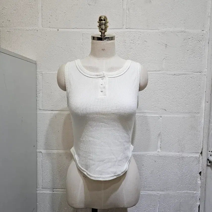 [BUNJANG] U-Hem Cropped Ribbed Button Sleeveless Top - Cream / 밑단u 크롭 골지 단추 민소매- 크림색