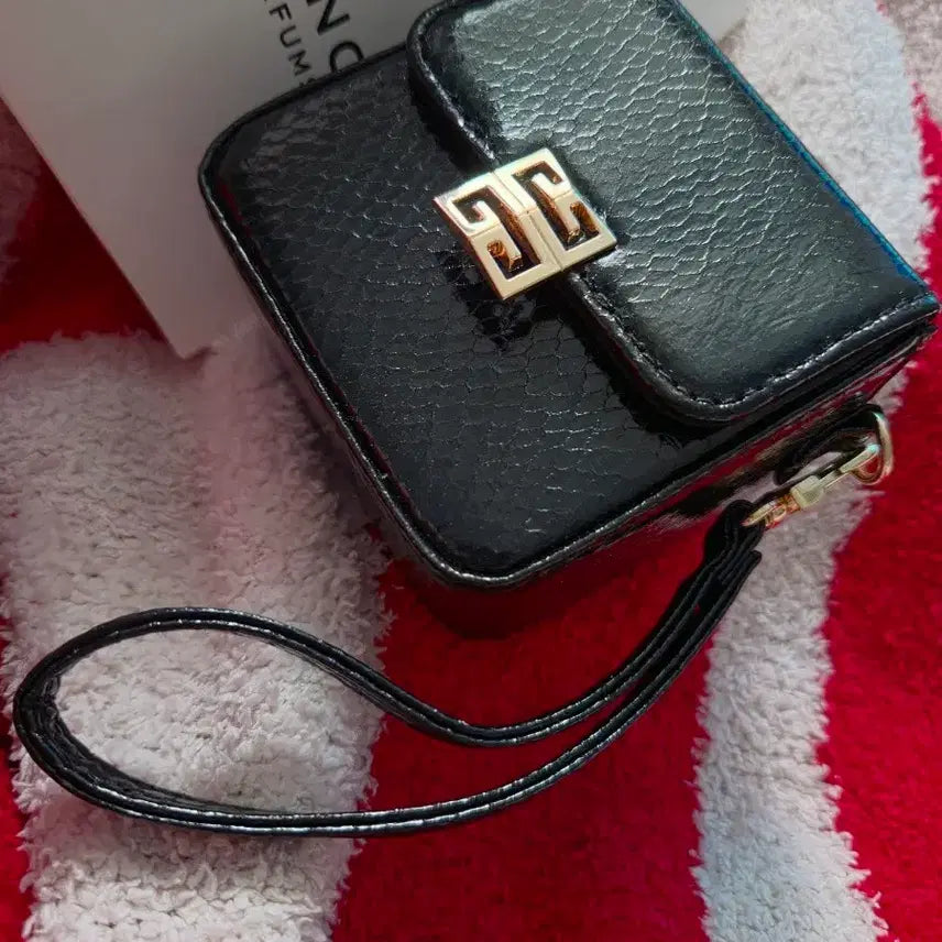 [BUNJANG] Givenchy Patent Pouch with Gold Logo / 지방시 팩트 파우치